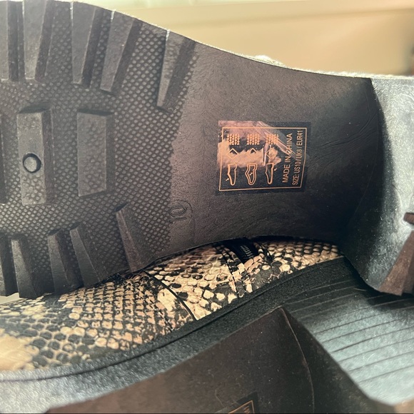 Qupid snakeskin block heel boot size - 10 - Picture 5 of 12